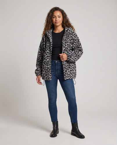 Damen Teddyfelljacke mit Leo‑Muster, kuscheliger Oversize‑Silhouette und Reißverschluss Shop Nory