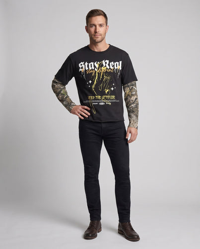 Herren Lagenlook Oversize-T-Shirt mit Camouflage-Ärmeln und Gothic-Kreuz-Print Shop Nory