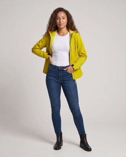 Damen Leichte Softshell-Jacke mit Kapuze, taillierter Silhouette und verdeckten Reißverschlusstaschen Shop Nory