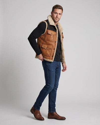 Herren Weste im Lammfell‑Look mit Teddyfutter, aufgesetzten Pattentaschen und hohem Kragen Shop Nory