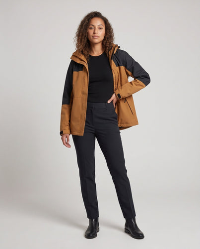 Damen zweilagige Softshell‑Outdoorjacke mit hohem Stehkragen, Kapuzenlayer und Reißverschlusstaschen Shop Nory
