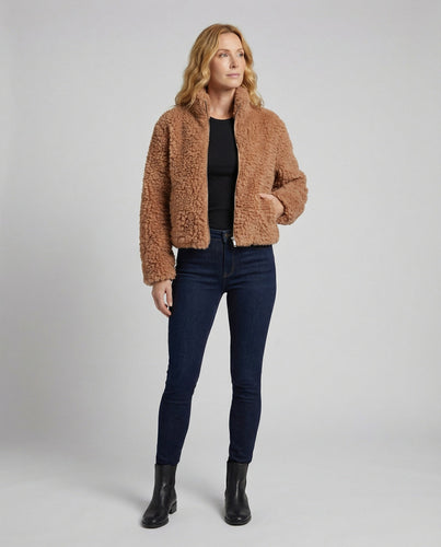 Kuschelige Teddyjacke in Zimtbraun mit Zipper & Cropped Schnitt