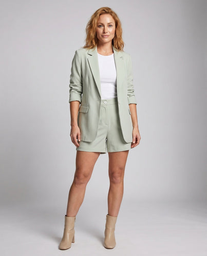 Damen Modisches Blazer-Shorts-Set mit einem modernen Schnitt und eleganten Details