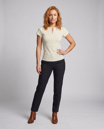 Damen nan tailliertes Kurzarmshirt mit verdecktem Frontreißverschluss und minimalistischem Stehkragen