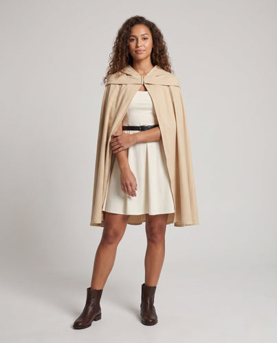 Damen Cosplay-Outfit mit kunstvollem Umhang und detailverliebt gestalteten Accessoires Shop Nory