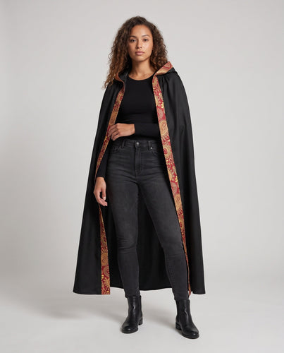 Damen Kapuzenumhang mit kunstvollem Design und farbenfrohen Akzenten Shop Nory