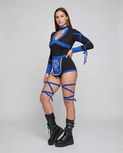 Damen Kostüm mit modernen Schnitt und ausgefallenen Accessoires Shop Nory