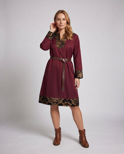 Frauen elegantes Langarmkleid mit künstlerischer Verzierungen und passendem Gürtel Shop Nory