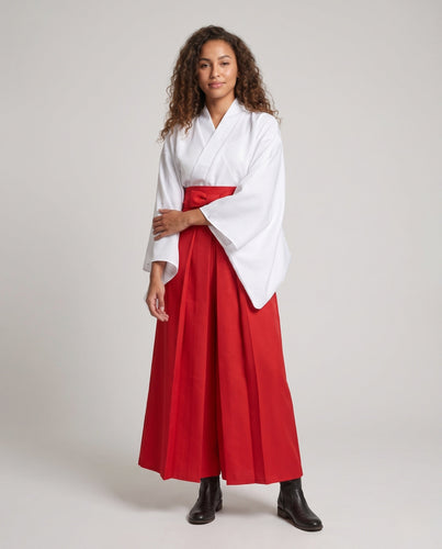Damen historische Kimono-Robe mit goldenen Verzierungen und Accessoires Shop Nory