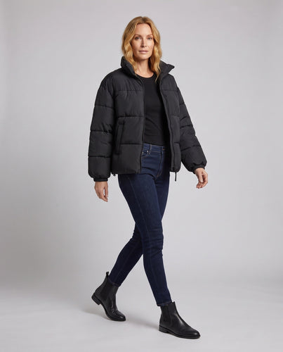 Damen kurze voluminöse gepolsterte Jacke mit hohem Schalkragen, Zwei-Wege-Reißverschluss und verdeckten Seitentaschen