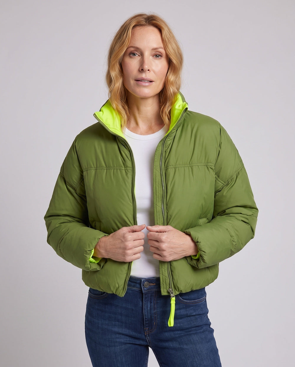 Damen kurze gepolsterte boxy Pufferjacke mit zweilagigem Stehkragen und verdecktem Reißverschluss.