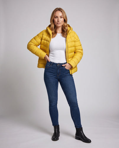Damen nan minimalistischer kurzer thermo gesteppter Jacke mit ergonomischer Kapuze, maßgeschneidertem Nahtdesign und winddichtem Außenmaterial