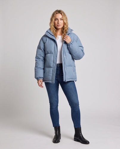 Damen urbane boxy Pufferjacke mit doppellagiger Kapuze und versteckter Druckknopf-Leiste