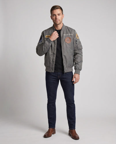 Herren gepolsterte Bomberjacke im Pilotenstil mit bestickten Patches und Armtasche Shop nory