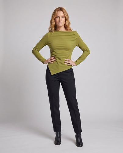 Figurbetontes Damenbody mit weitem Bootsausschnitt und asymmetrischem spitzem Saum Shop Nory