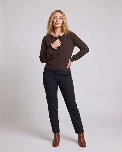 Damen Eleganter Feinstrick-Cardigan mit kontrastierendem Rüschkragen und bezogenen Zierknöpfen Shop Nory