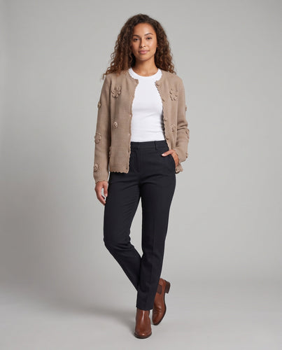 Damen Feinstrick-Cardigan mit Ajourstruktur, gehäkelten Blumen und dekorativer Knopfleiste Shop Nory