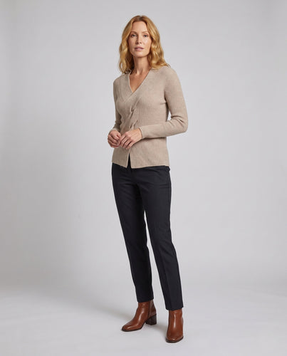 Damen Feinstrickpullover mit V‑Ausschnitt, gedrehtem Drapé und feiner Rippenstruktur Shop Nory