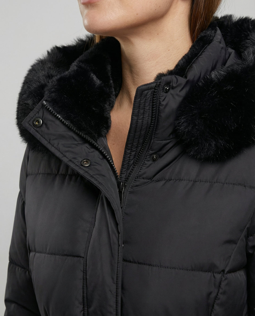Winterjacke - Stilvolle Schwarze Damenjacke mit Einer Kunstfellkapuze