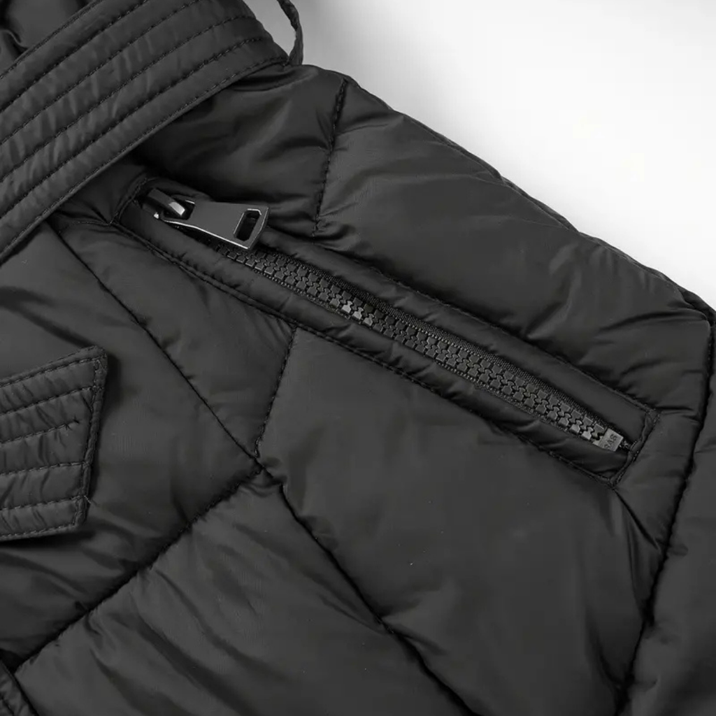 Winterjacke - Stilvolle Schwarze Damenjacke mit Einer Kunstfellkapuze