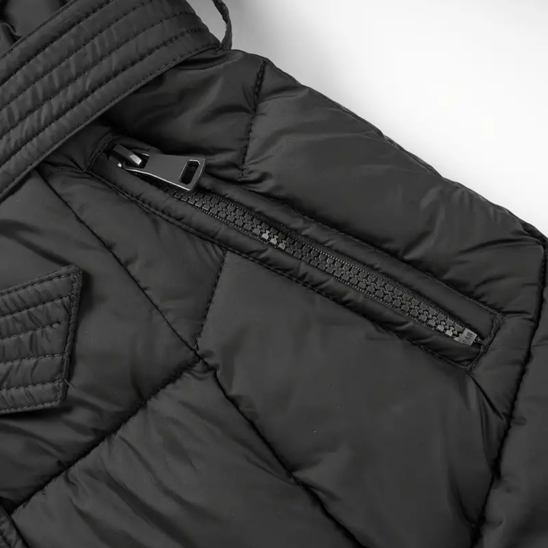 Winterjacke - Stilvolle Schwarze Damenjacke mit Einer Kunstfellkapuze