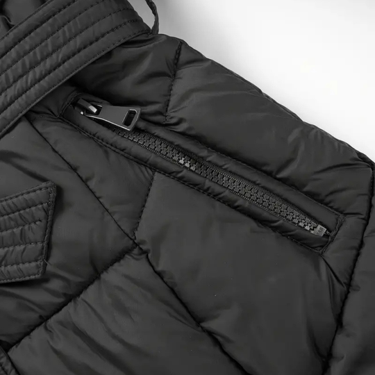Winterjacke - Stilvolle Schwarze Damenjacke mit Einer Kunstfellkapuze