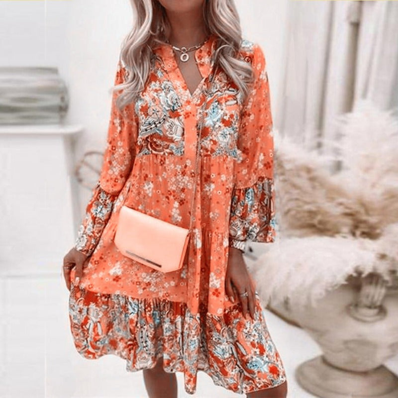 Mehrfarbiges Sommerkleid mit V-Ausschnitt