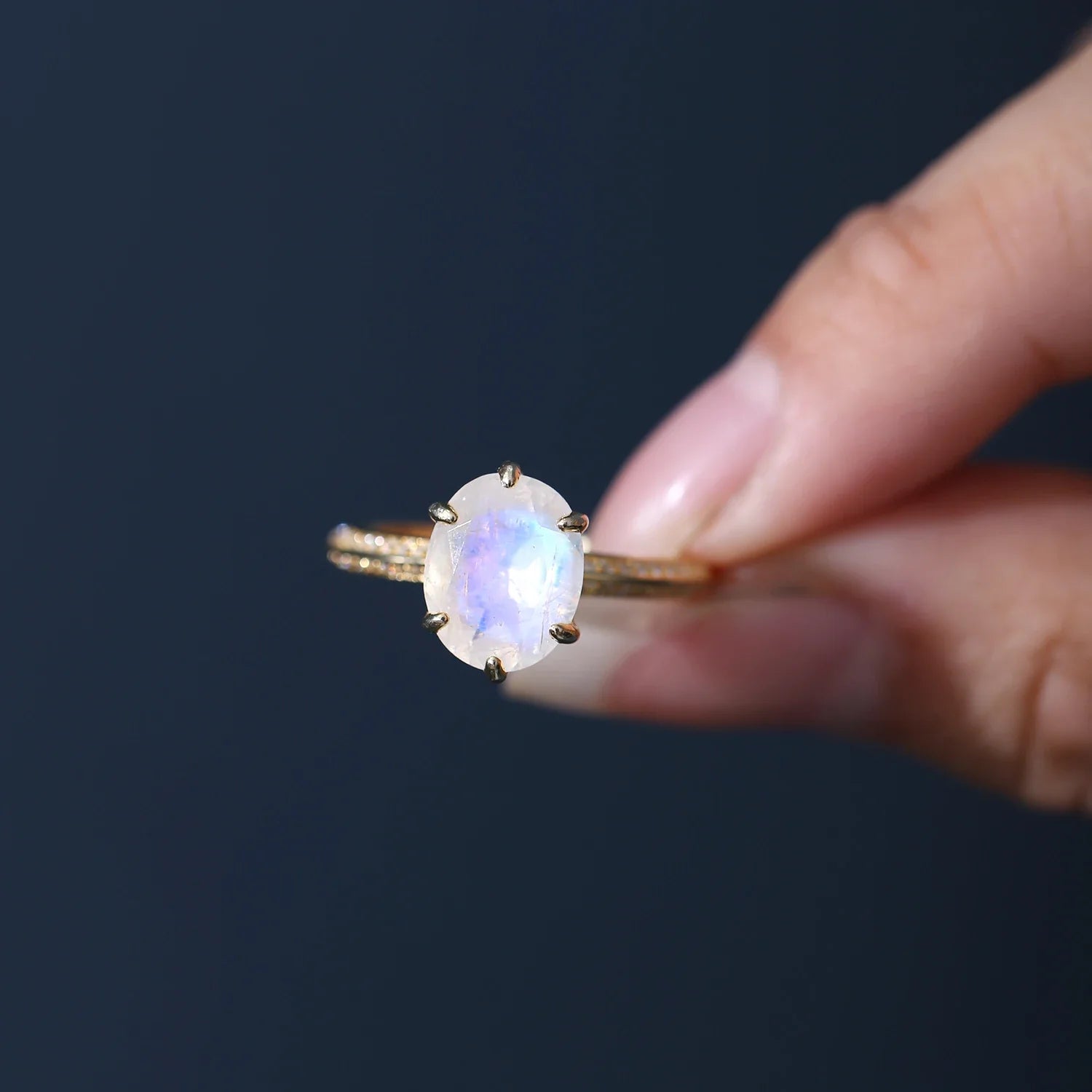 Echter Mondsteinring mit einem ovalen Mondstein, schlicht und zierlich | Shop Nory