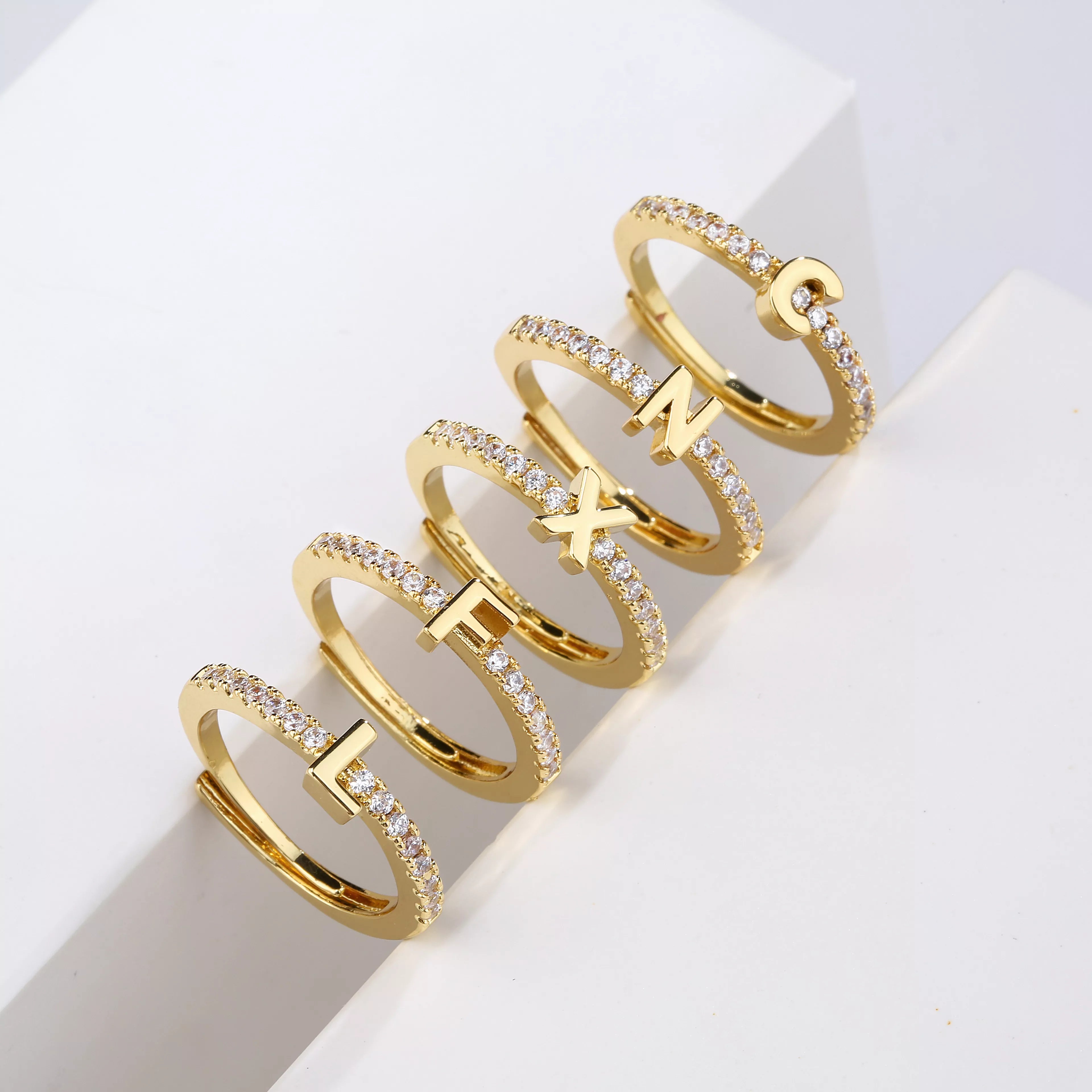 Klassischer Zirkon Initialbuchstabenring | Shop Nory