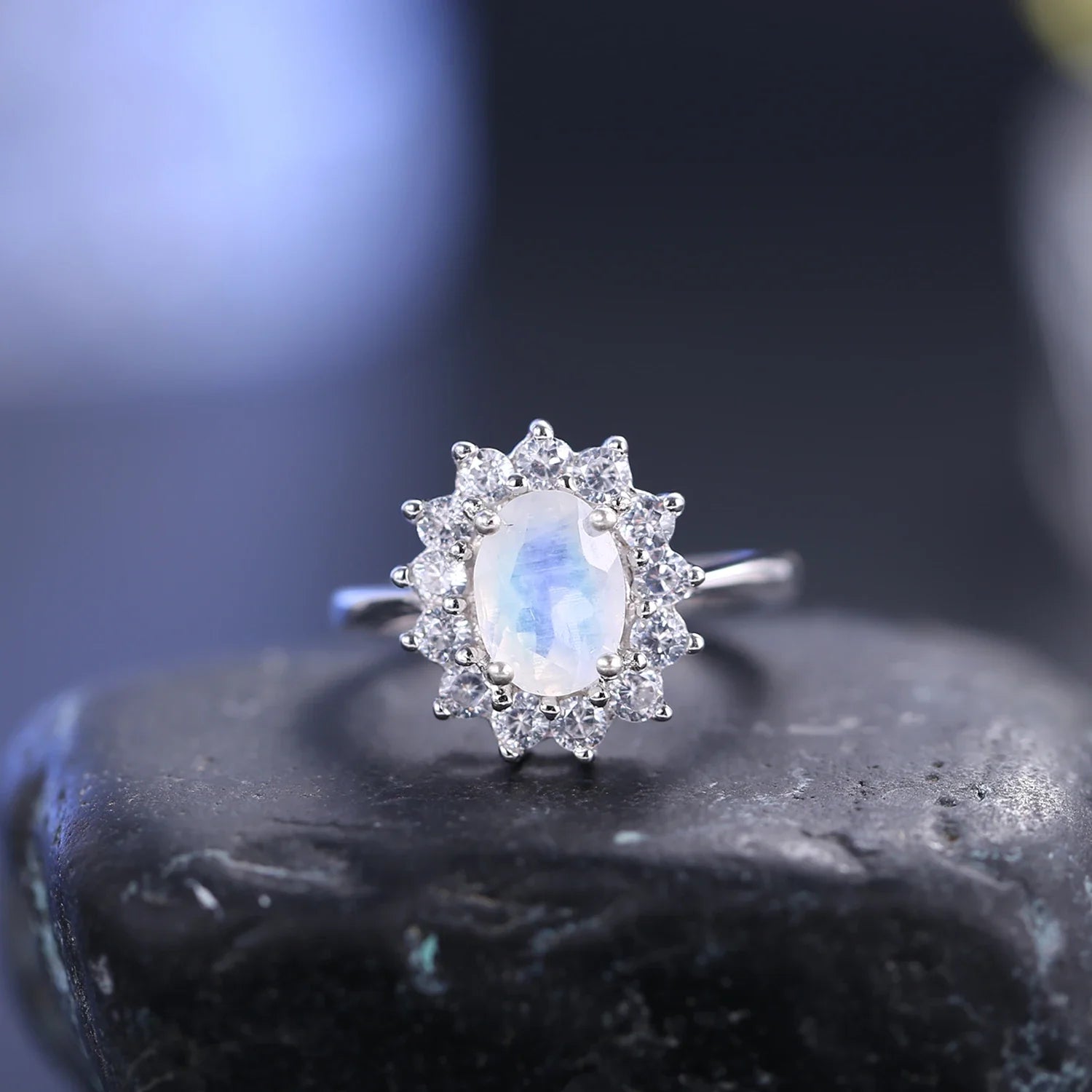 Mondstein- und Diamant-CZ-Ring (Mini) mit einem ovalen Mondstein und CZ-Versprechensring für sie | Shop Nory