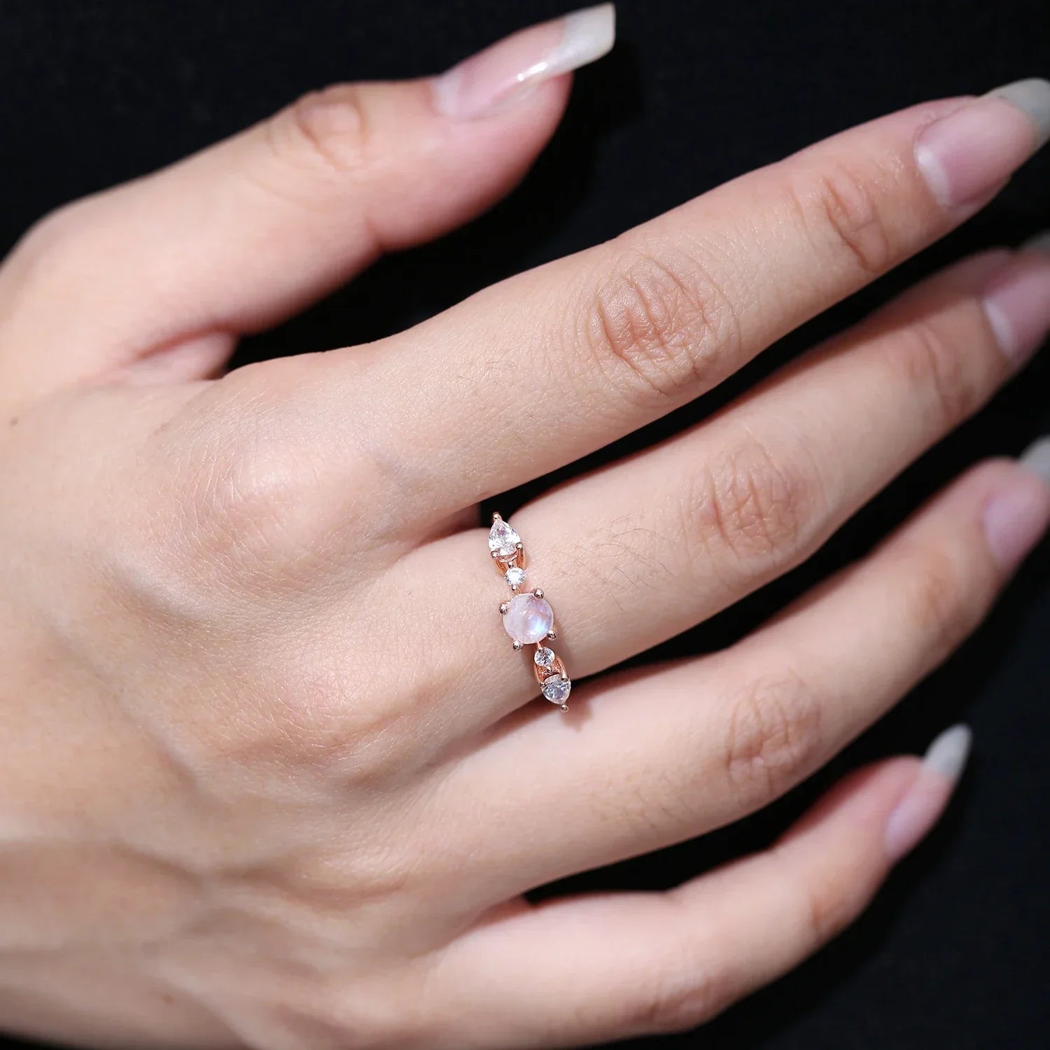 Damenring aus Mondstein in Roségold mit kleinen runden Mondsteinen romantischer Ring für sie | Shop Nory