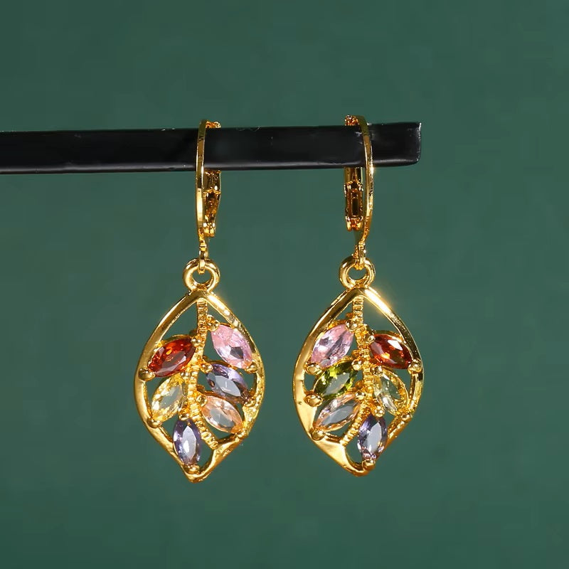 Damen Ohrringe mit goldenem Blatt, eingelegten farbigen Kristallen und Anhängern | Shop Nory