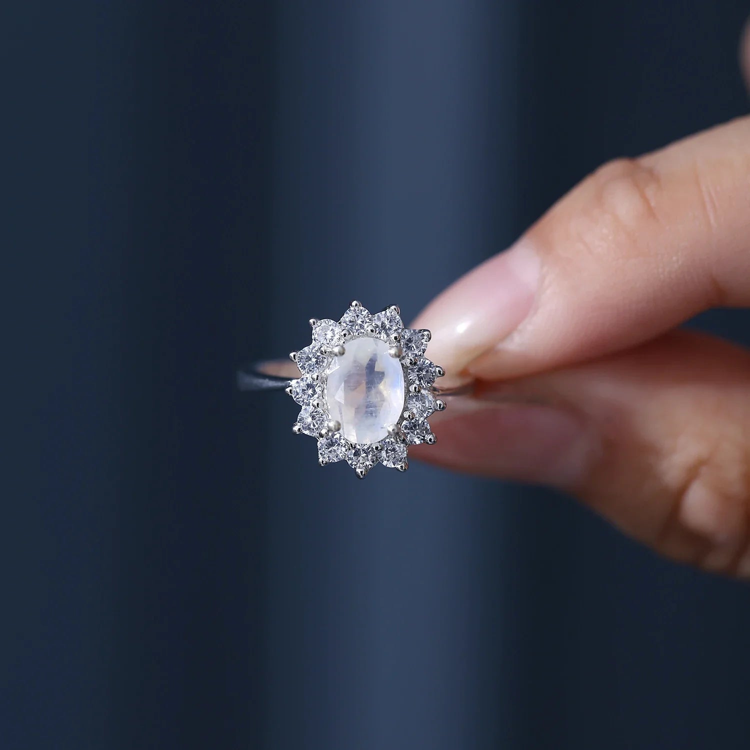Mondstein- und Diamant-CZ-Ring (Mini) mit einem ovalen Mondstein und CZ-Versprechensring für sie | Shop Nory