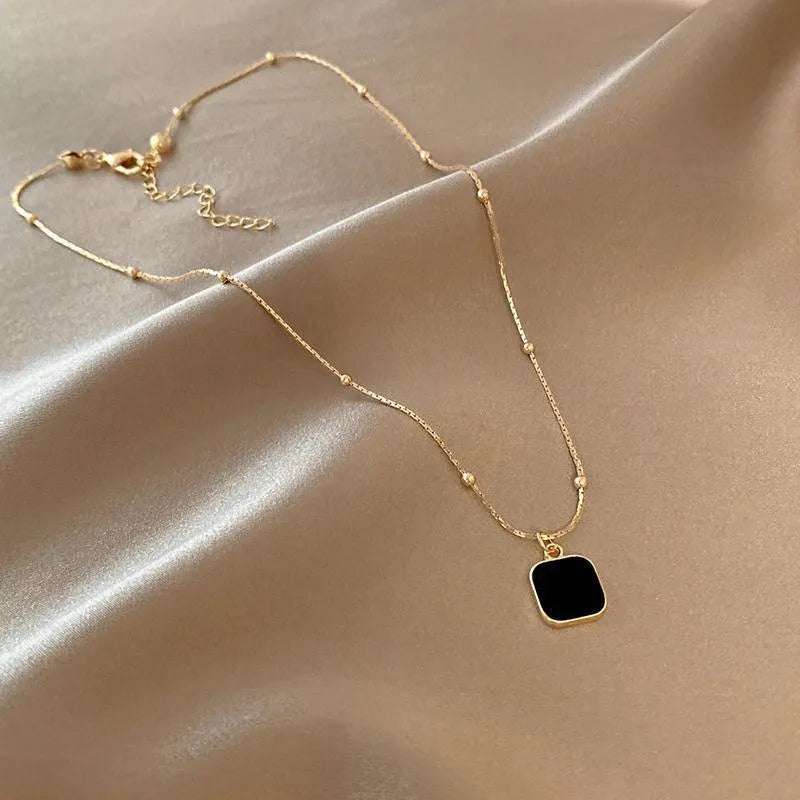 Exquisites schwarzes quadratisches Anhänger-Halsband | Shop Nory