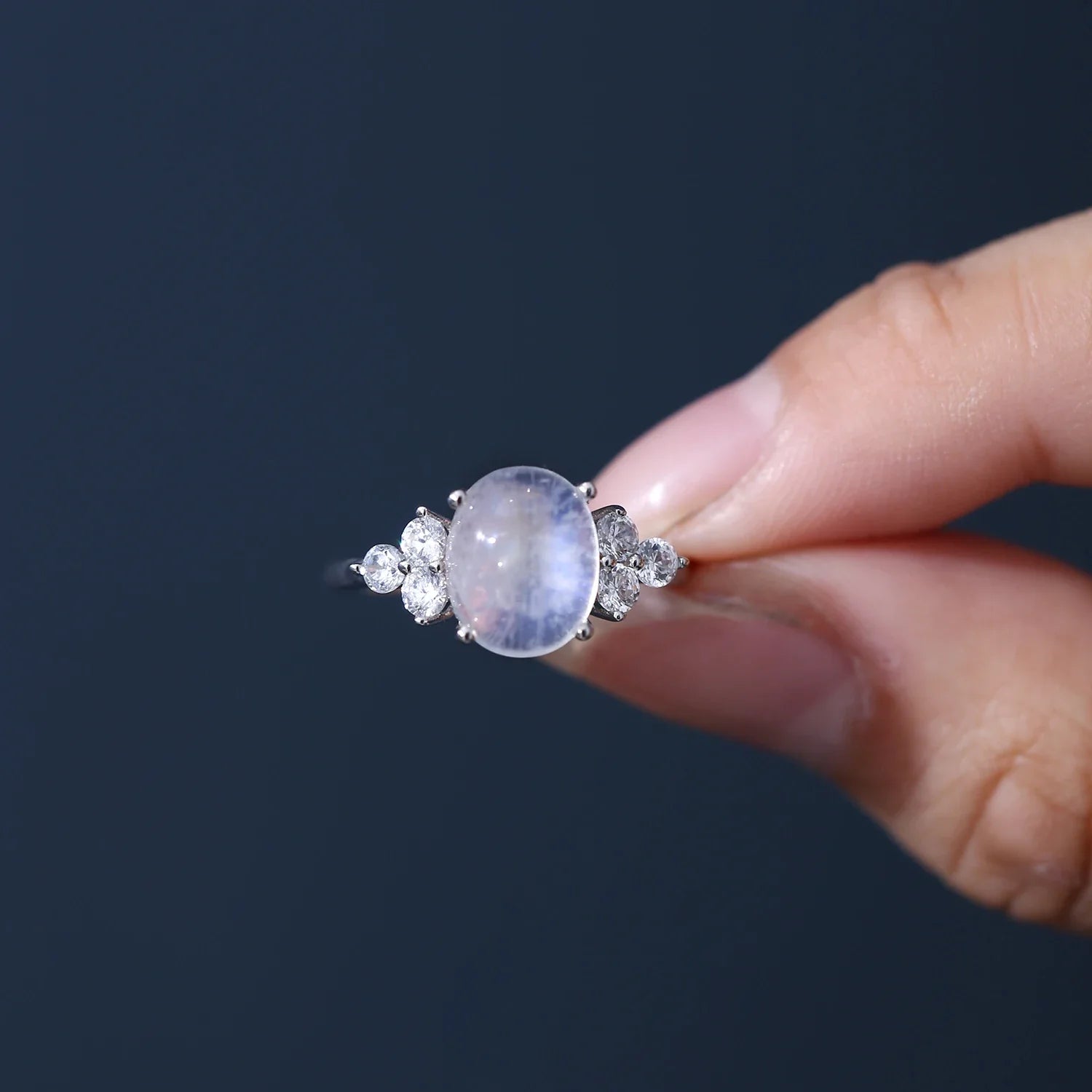 Silberner Mondsteinring mit einem ovalen Mondstein und einem klaren Diamanten | Shop Nory