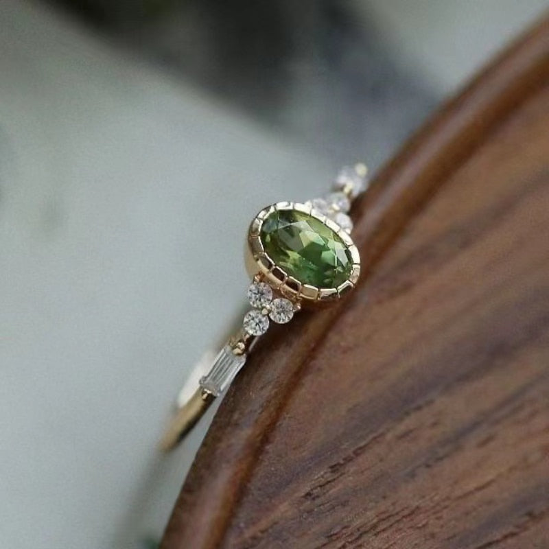 Cool erfrischender olivgrüner Edelsteinring | Shop Nory