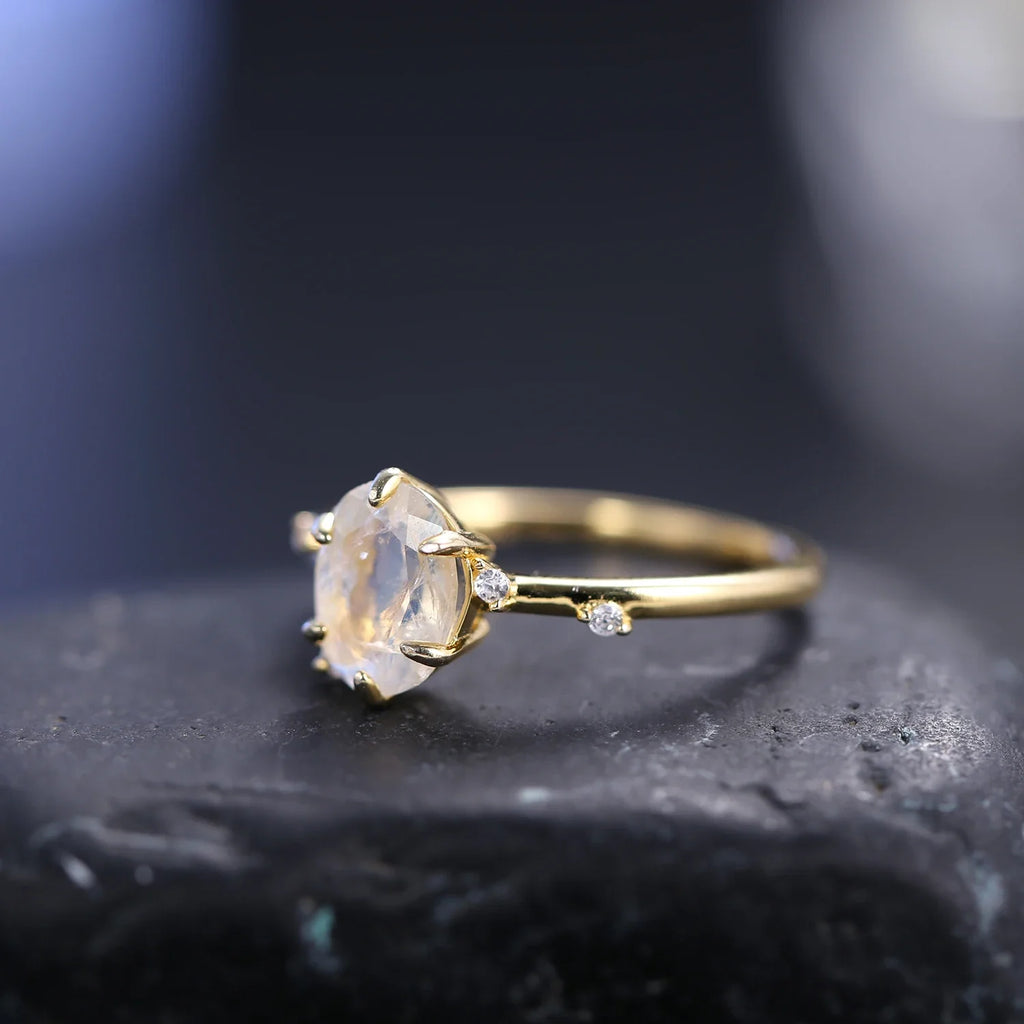Blattring mit einem natürlichen Mondstein in Gold | Shop Nory