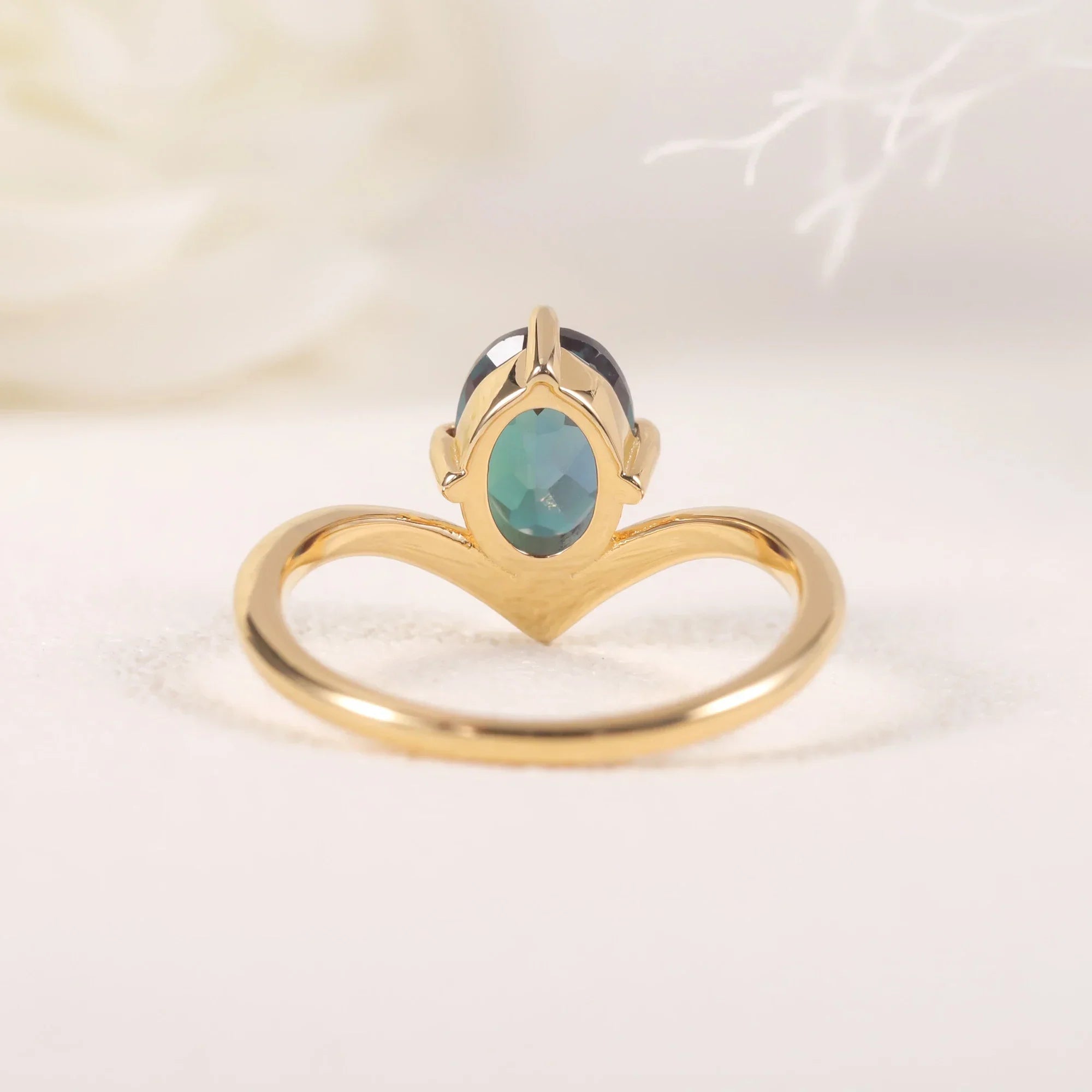 Alexandrit-Versprechensring, goldener, gebogener Ring mit Farbwechsel im Juni-Geburtsstein | Shop Nory