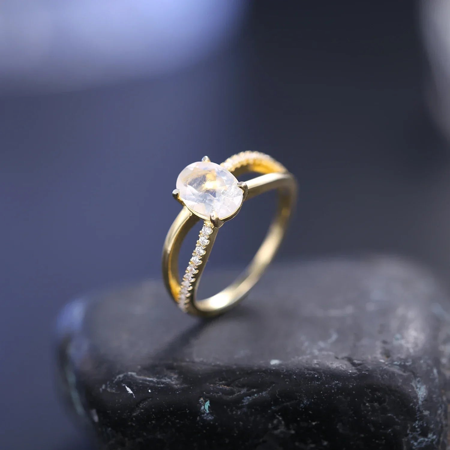 Viktorianischer Mondsteinring mit doppelten Schichten und CZ Goldring für Damen | Shop Nory