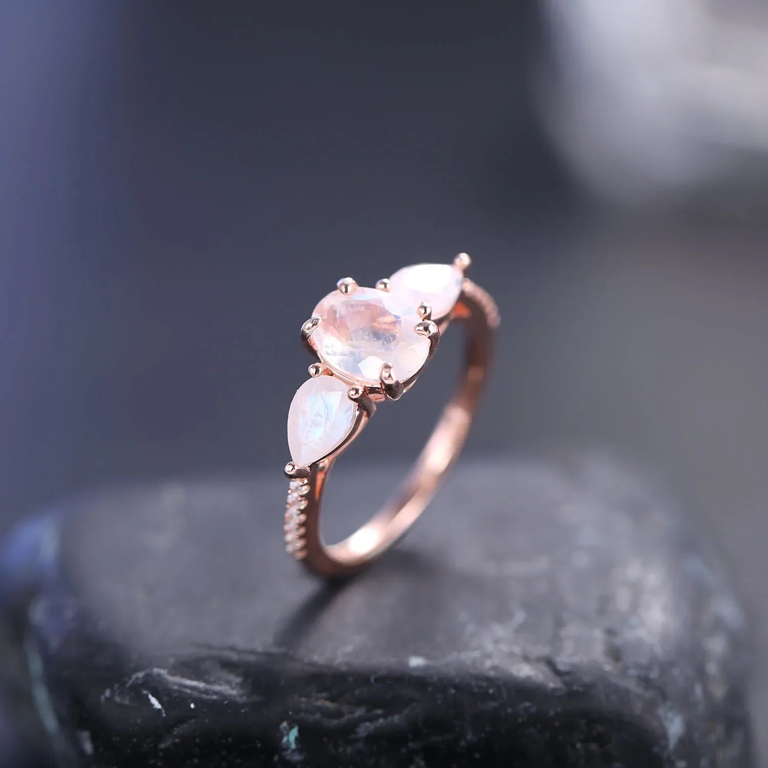 Drei-Steine-Ring mit natürlichen Mondsteinen Art Deco | Shop Nory