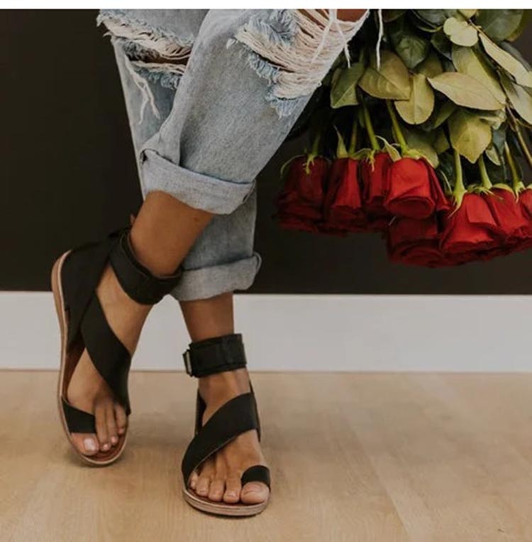 Sandalen mit Kreuzband und Zehenring