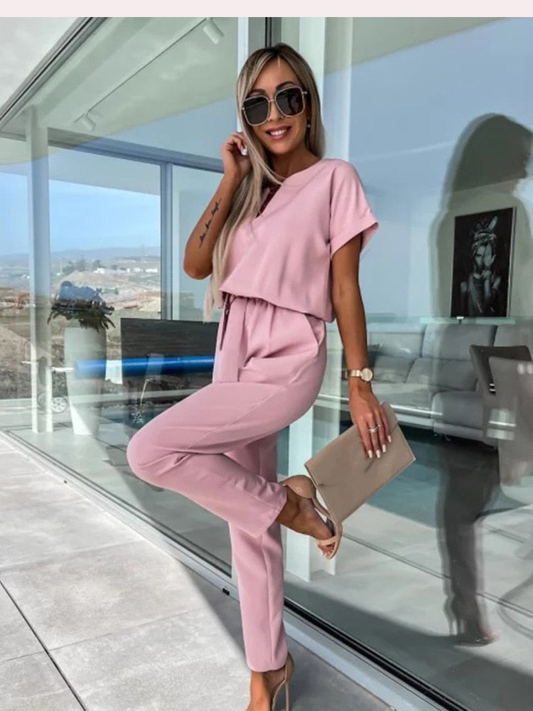 Eleganter Jumpsuit mit kurzen Ärmeln und Gürtel