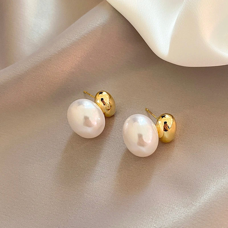 Klassische mit Gold akzentuierte Perlen-Ohrstecker
