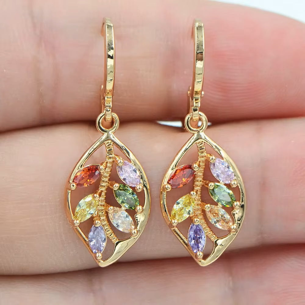 Damen Ohrringe mit goldenem Blatt, eingelegten farbigen Kristallen und Anhängern | Shop Nory