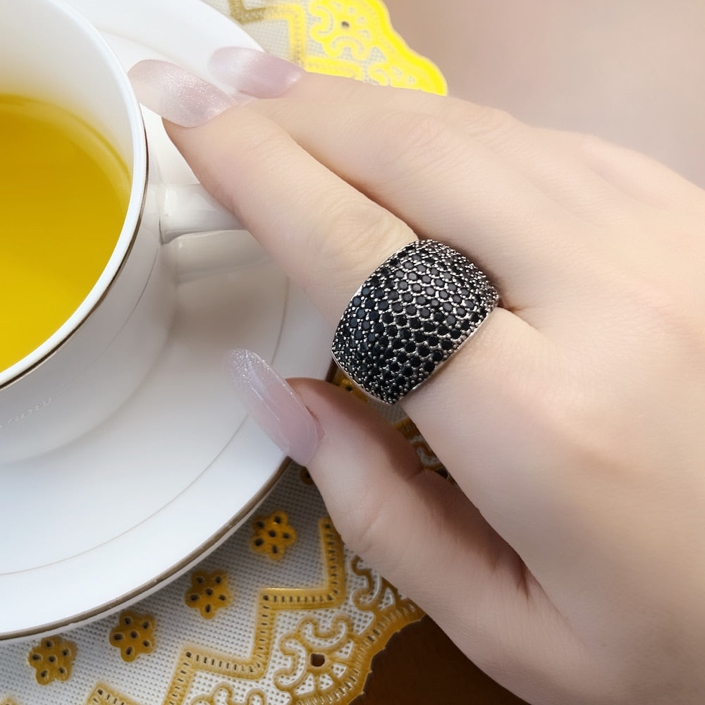 Pavé Deutsch | Schwarzer Cocktail-Ring im deutschen Stil mit Pavé-Fassung | Shop Nory
