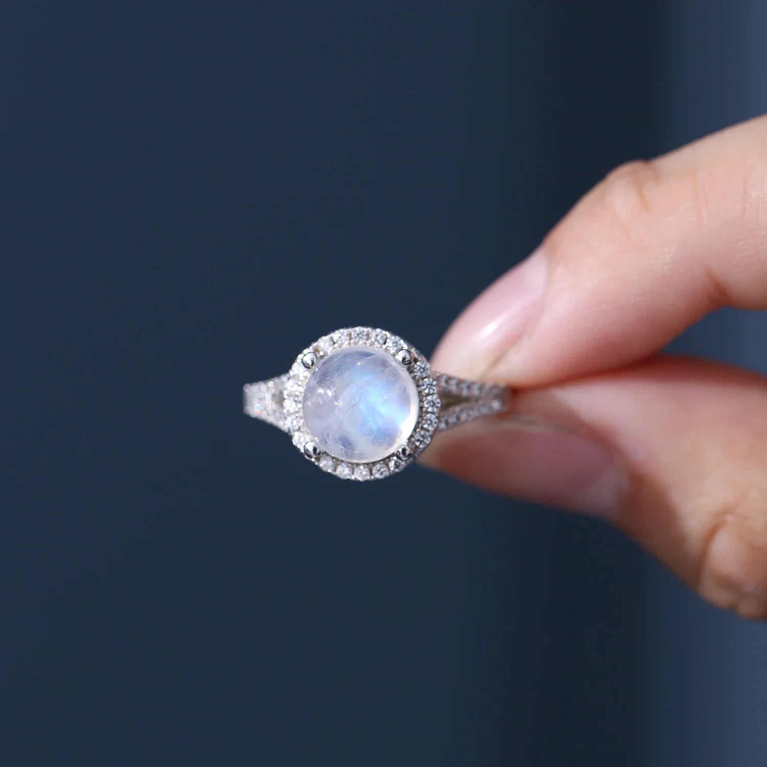 Großer Mondsteinring mit einem runden Mondstein und CZ-Steinen | Shop Nory