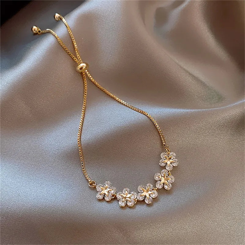 Elegante eingelegte Strassblumenarmbänder | Shop Nory