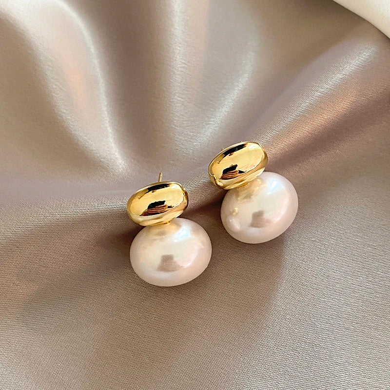 Klassische mit Gold akzentuierte Perlen-Ohrstecker