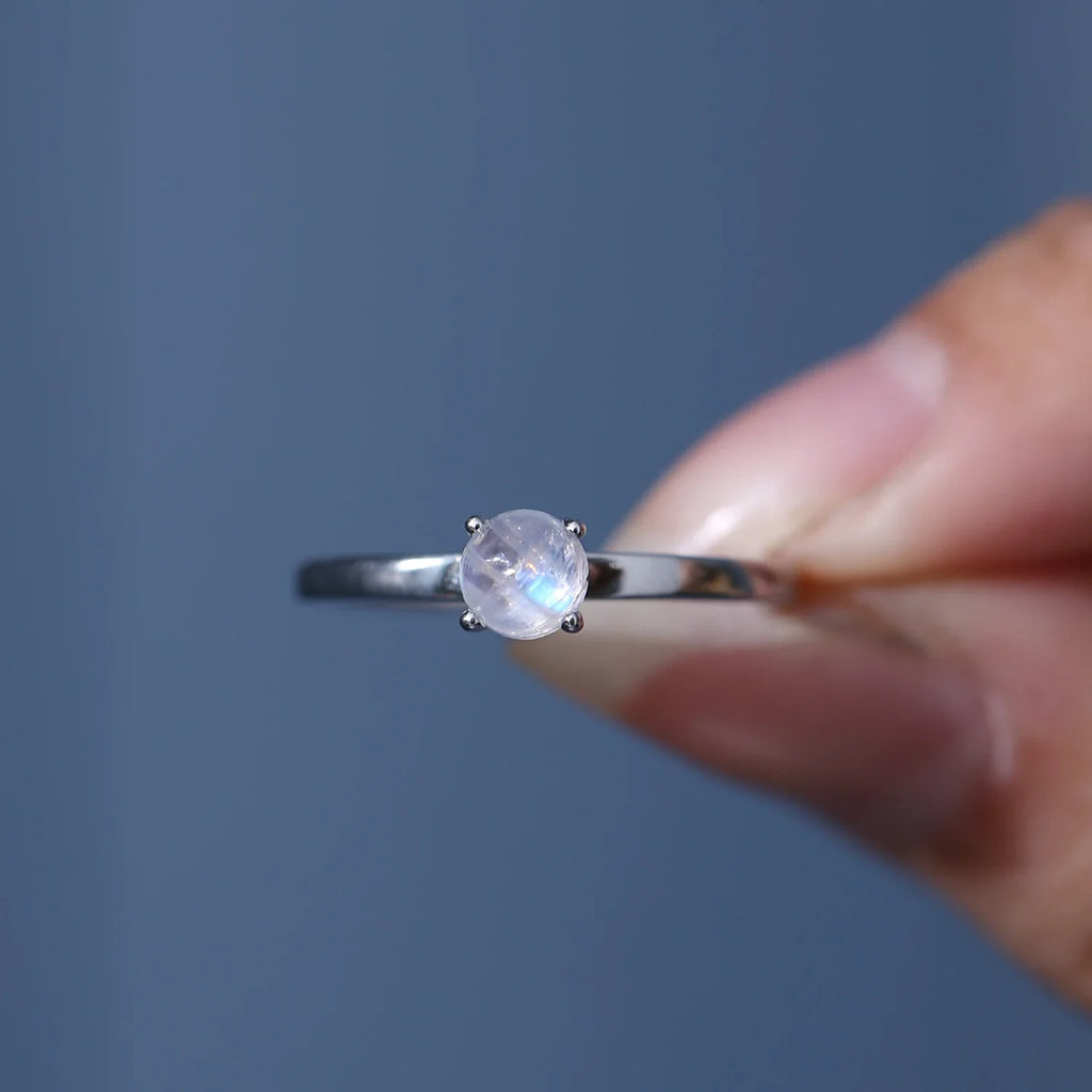 Ring aus natürlichem Mondstein, schlicht, minimalistisch und zierlich aus Sterlingsilber | Shop Nory