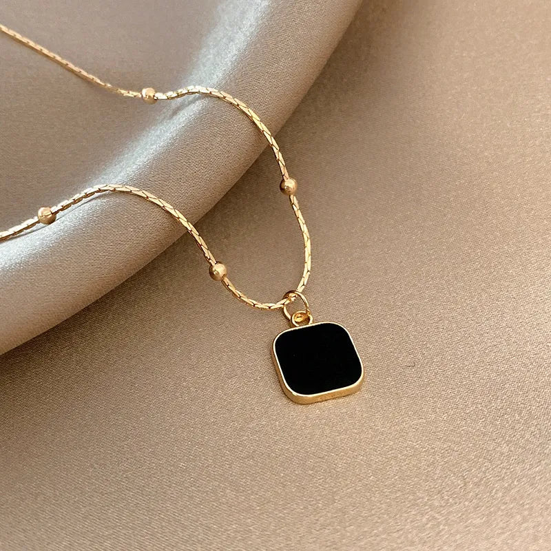 Exquisites schwarzes quadratisches Anhänger-Halsband | Shop Nory